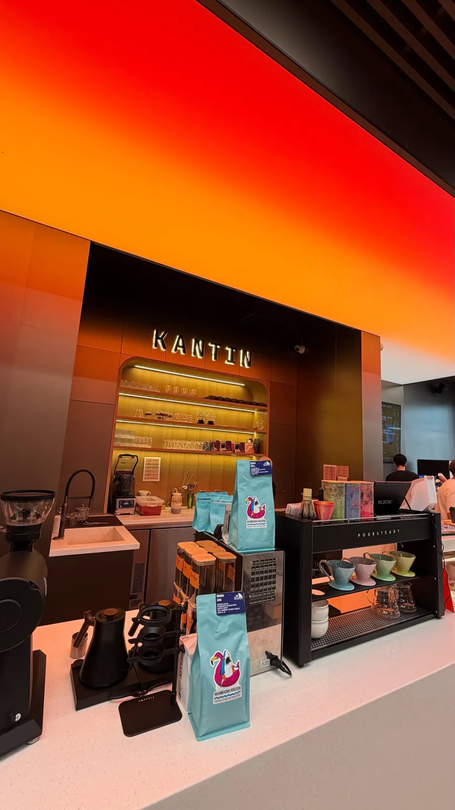 Бар KANTIN под оранжевым светом